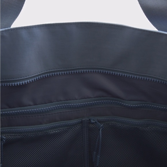 Black tote bag with pocket for suitcase handle - Picture 5 of 6